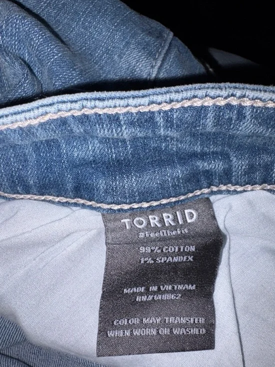 #T958 - Torrid Bermuda Mid-Rise Vintage stretch Distressed Denim Shorts - 14 - Picture 6 of 6
